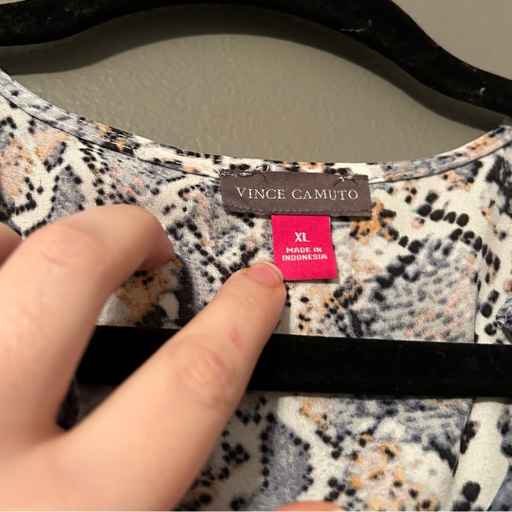 NWT Vince Camuto Sz XL Ruffle V-neck Blue Cloud Snakeskin Sleeveless Blouse Top! - Picture 2 of 9